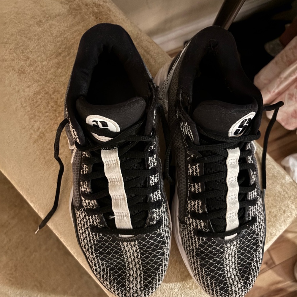 Nike Black and White Women's Sneakers - Picture 5 of 9
